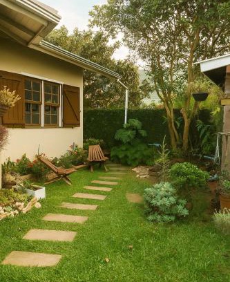 Rio Vermelho Norte House | Studio Cravo e Canela - Aconchego e privacidade, ideal para casais, com cozinha completa, ar-condicionado, Wi-Fi, vaga de garagem, excelente custo benefício, lugar tranquilo entre as praias dos Ingleses e Moçambique