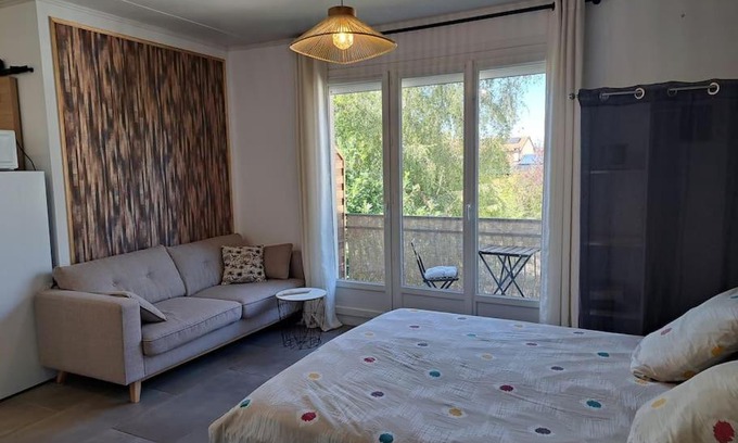 Serezin-du-Rhone Apartment | Studio dans maison avec jardin et balcon, au calme