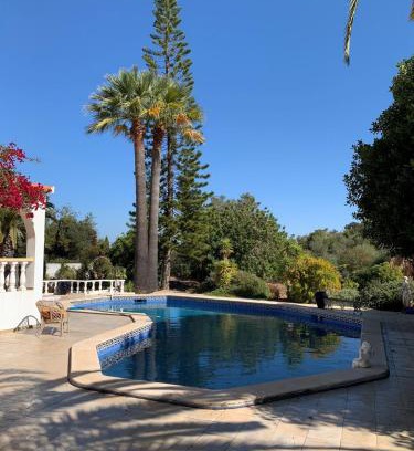 Moncarapacho e Fuseta House | Studio de la Casa Paraiso avec, en plus, une terrasse privative extérieure semi couverte équipée d'un salon d'un coin repas d'une kitchenette, la grande piscine et les jardins sont partagés, à proximité des plages de FUSETA et de la RIA FORMOSA