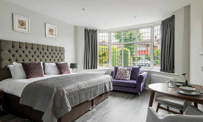 Childs Hill Apartment | Studio-Deluxe-Ensuite