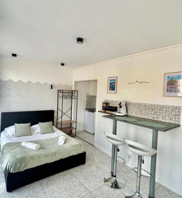 1st Arrondissement Apartment | Studio devant la gare Saint-Charles