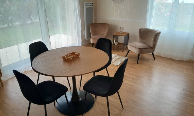 Ouistreham Apartment | Studio en Front de mer Avec Jardin et Parking. Animal de Compagnie Accepté