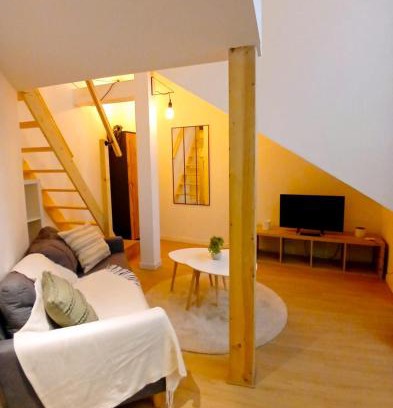 Oullins Apartment | studio en mezzanine, métro et rue centrale mais calme