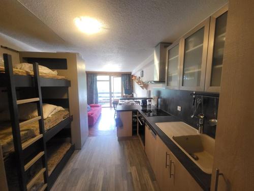Montgenevre Apartment | Studio ensoleillé avec balcon au centre de Montgenèvre, proche commodités et pistes - FR-1-266-128