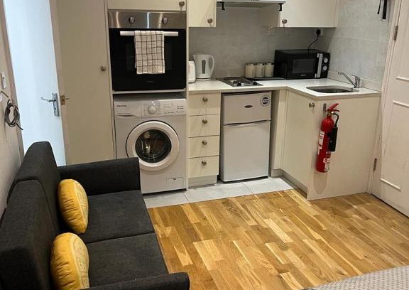 West Barnes Apartment | Studio Flat