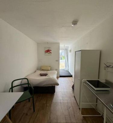 Filton Apartment | Studio flat, parking, Filton
