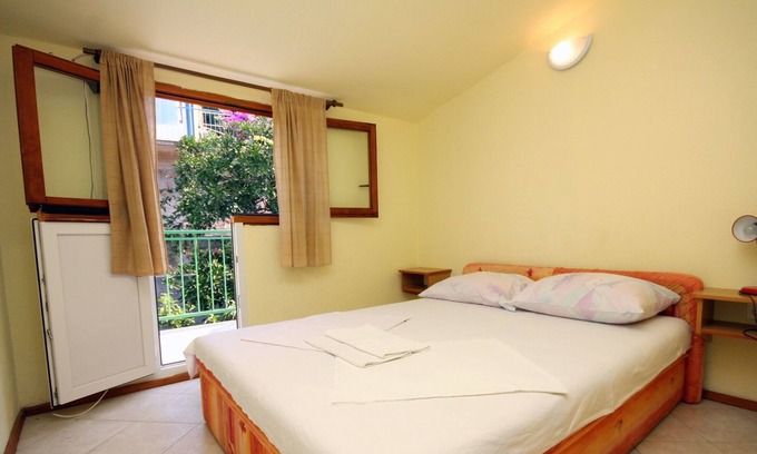 Stomorska Apartment | Studio flat with balcony and sea view Stomorska, Šolta (AS-5239-d)