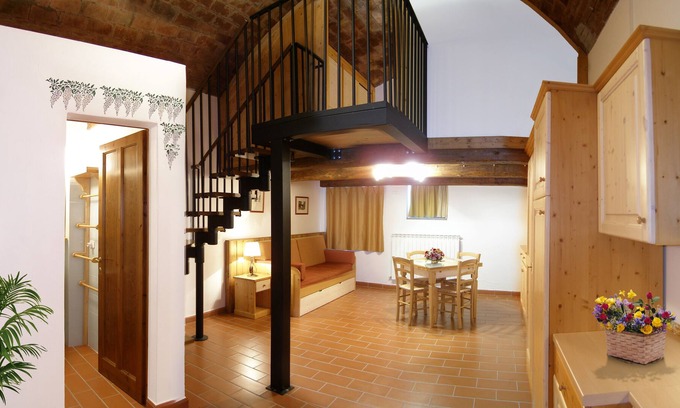 Castel del Piano Apartment | Studio Flat with Pool in Val D'Orcian