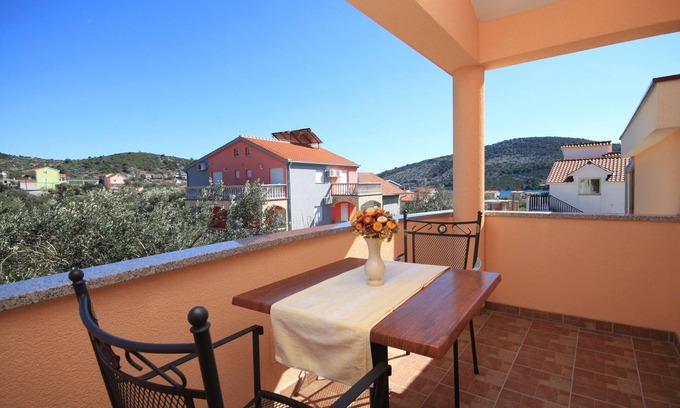 Vinisce Apartment | Studio flat with terrace and sea view Vinišće, Trogir (AS-8660-a)