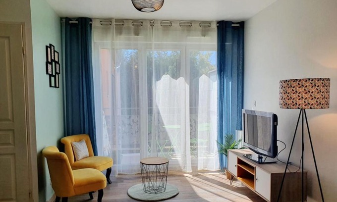 7th Arrondissement Apartment | Studio fonctionnel au calme avec garage individuel et balcon