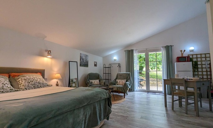 Chateauneuf-sur-Charente Apartment | Studio Châteauneuf-sur-Charente, studio flat, 2 persons