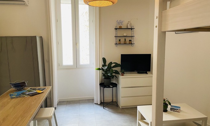 Le Mourillon Apartment | studio furnished heart of Mourillon 200m beaches, air conditioned, sleeps 4