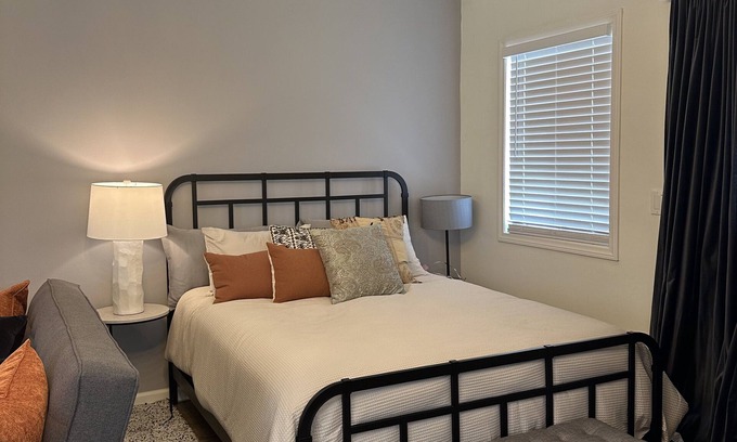 Van Nuys Apartment | Studio Guesthouse! Super Clean with Parking