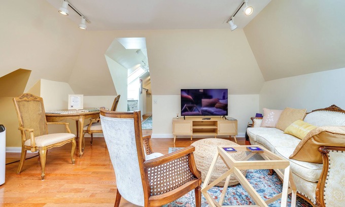 Summit - University Apartment | Studio in Historic Cathedral Hill Neighborhood!