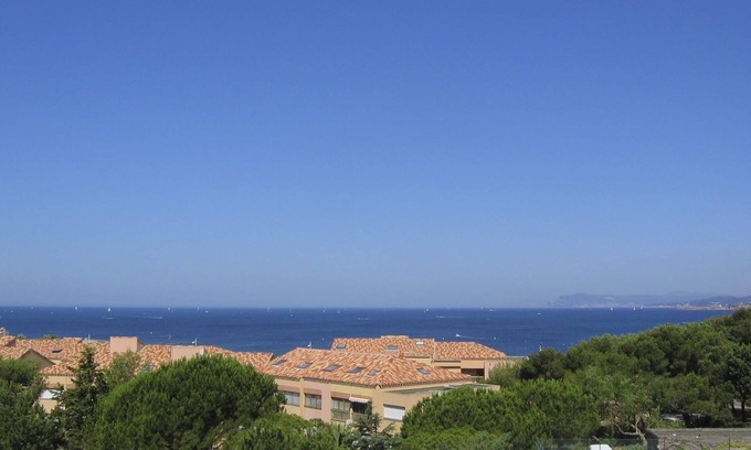 Six-Fours-les-Plages Apartment | Studio in residence seaside, swimming pool, tennis