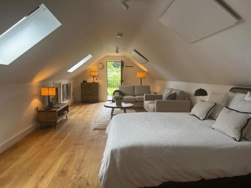 Bettws Newydd Apartment | Studio-King Bed-Wye Valley Views