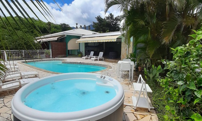 Saint-Pierre Apartment | Studio l'Amélie, pool & jacuzzi, sea view, quiet location. Habitation Perle Créole