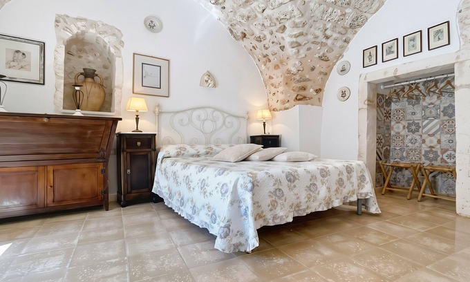 Monte Sant'Angelo Apartment | Studio 'Le Antiche Mansioni 1' with Air Conditioning
