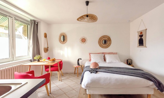 Lannion Apartment | Studio Le Coquet: bright and comfortable right in the center of town - Large bed