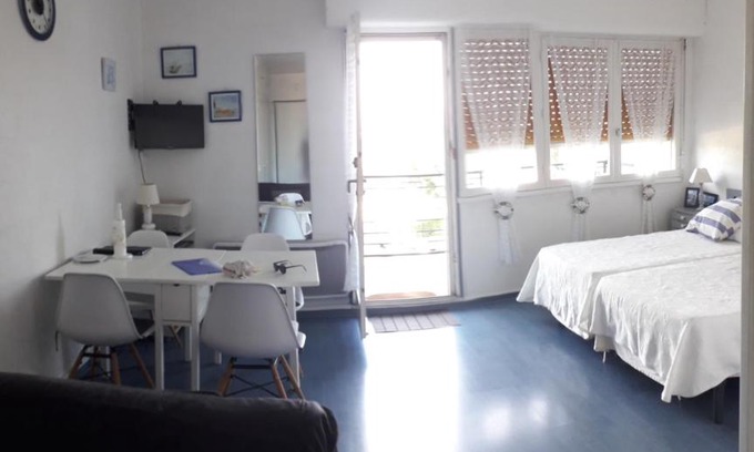 Rochefort Apartment | Studio Les Thermes de NOÉ 100 mètres des Thermes, idéal pour les Curistes & Vacanciers, Déplacements Professionnels & Stagiaires Stélia