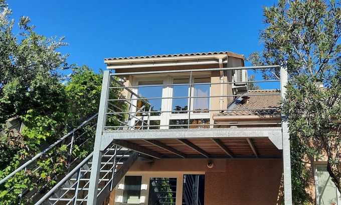Le Petit Charran Apartment | ★Studio Liberty mezzanine, air conditioned, terrace + parking / near town centre