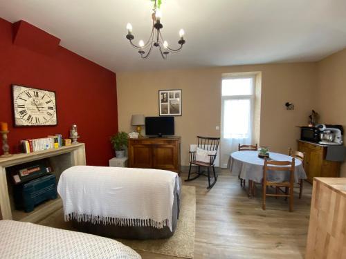 Bourbon-l'Archambault Apartment | Studio Logis les Roses