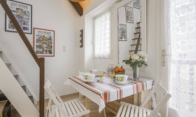 Saint-Jean-de-Luz City Center Apartment | Studio Loquin - Welkeys