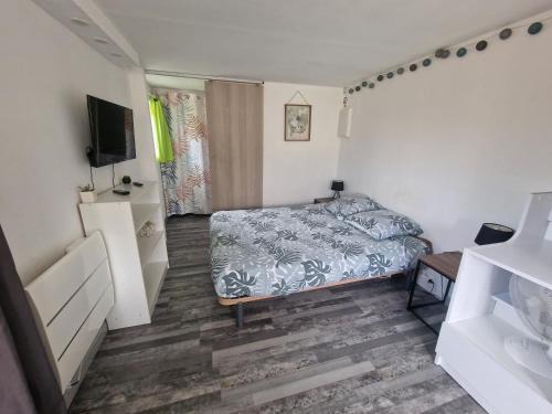 Bourges Apartment | Studio Marmotte, quartier marais, terrasse en rez de jardin, matelas confort