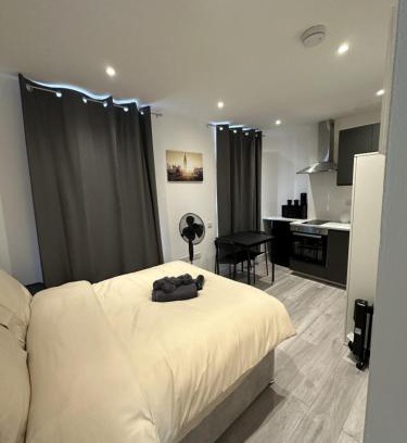 Magherafelt Apartment | Studio Near Buckingham Palace
