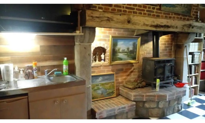 Crasville-la-Mallet Apartment | Studio Norman fireplace