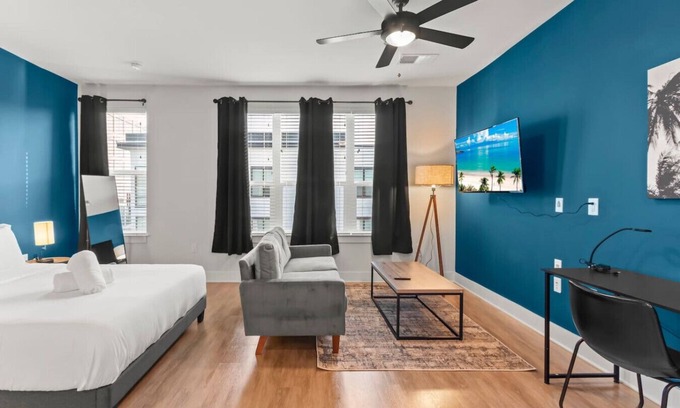 North Hyde Park Apartment | Studio Oasis | Pool & Gym | CoWorking Spaces