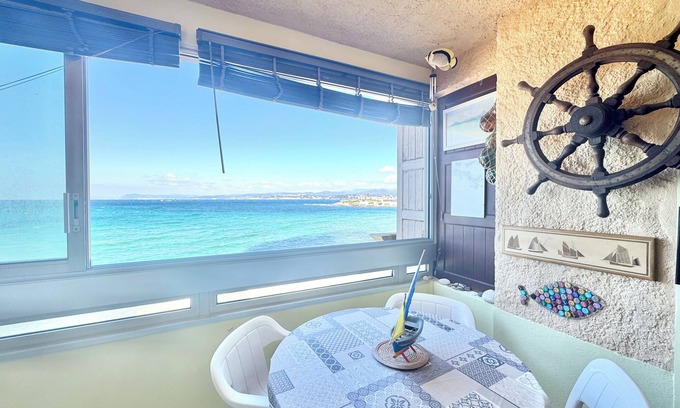 Six-Fours-les-Plages Apartment | Studio on the water