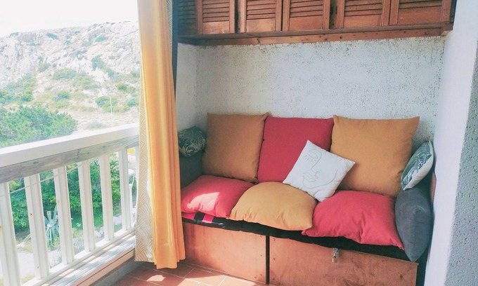 Marseille Apartment | Studio on Frioul Island: at the foot of a beach and the Morgiret calanque.