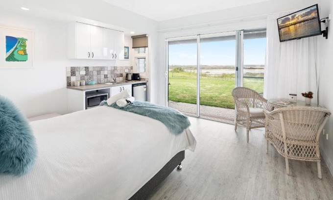 Urunga Apartment | Studio on Morgo over looking the ocean and rivers