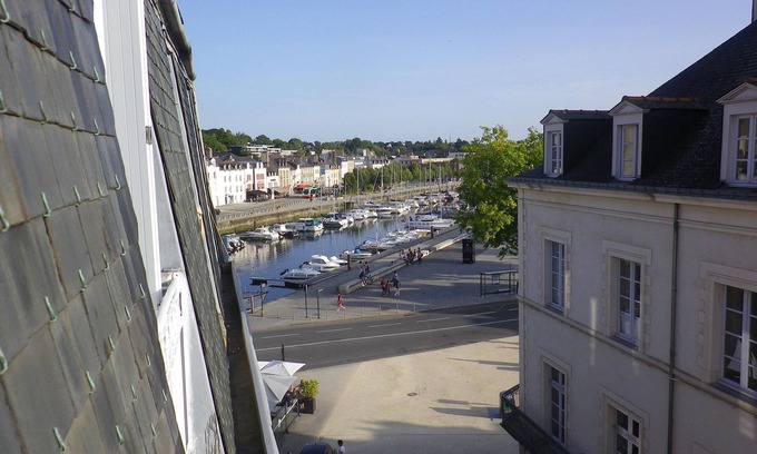 Vannes Apartment | Studio on the port of Vannes for 2 people - self-contained arrival. Free WiFi