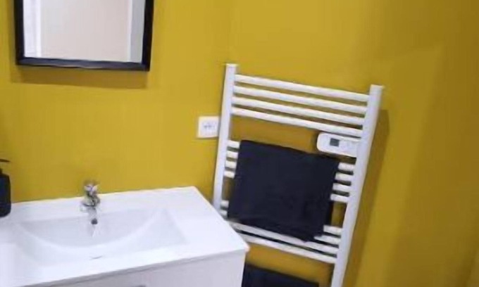 Saint-Quentin Apartment | Studio Orchidée, Tout Confort, Rénové