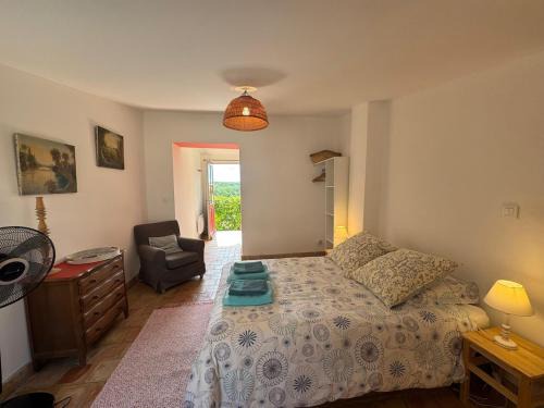 Rognes Apartment | Studio Ouest - Chambre avec vue vignoble - Domaine viticole Château Barbebelle Rognes - Proche d'Aix-en-Provence
