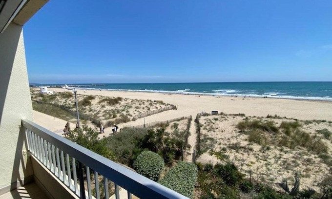 Marseillan Plage Apartment | Studio pied dans l'eau, grand frigo, lave-vaisselle, lave-linge, parking privé - FR-1-326-787