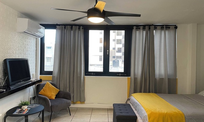 Parque Apartment | Studio: Pool, Parking, Wi-fi, Steps to the Beach!
