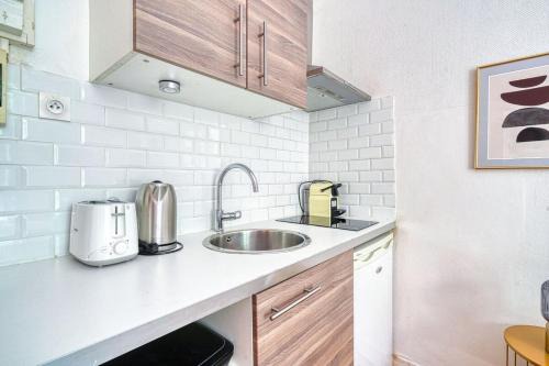 14th Arrondissement Apartment | Studio proche Alesia - Thibaud -III