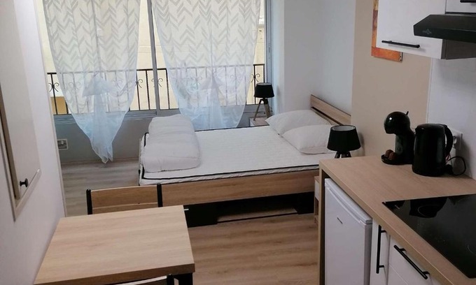 Amelie-les-Bains-Palalda Apartment | Studio rénové lumineux au centre-ville d'Amélie-Les-Bains, proche Thermes et commodités - FR-1-659-61