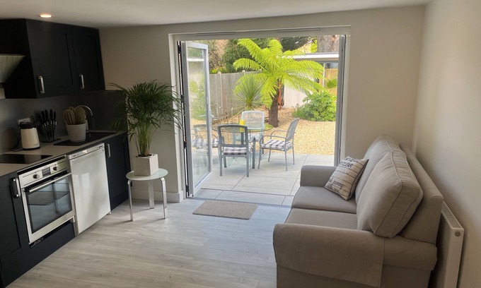 Locks Heath Apartment | Studio Retreat - Hot Tub, Garden & Pets Welcome