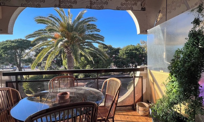 Villeneuve Loubet Beach Apartment | Studio "Riviera de Bahia" with swimming pool in a park with trees, Wifi and air conditioning