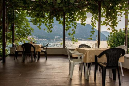 Dobrota Apartment | Studio Scala in a seaside house