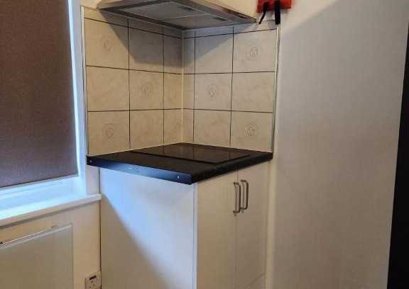 Stone Apartment | Studio - Sleeps 2 - Parking - Wifi