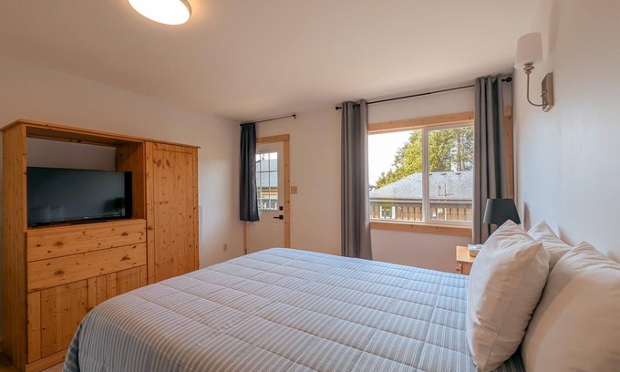 Ucluelet Hotel | Studio Suite Full Bathroom | #6