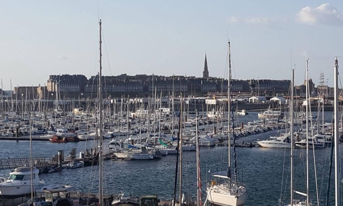 La Cite Apartment | Studio under the roof classified 2 *, sea view and Cité Corsaire, bright and cosy