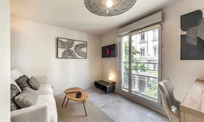 Vaise Apartment | Studio Valmy Metro Station