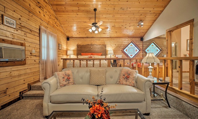 Eureka Springs Cabin | Studio w/Deck: Near Thorncrown Chapel & Lakes