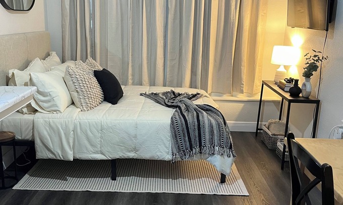 Azalea Park Apartment | Studio w/private entry & more! Near Airport